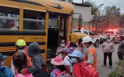 La CONRED realiza evacuación en varias comunidades cercanas al Volcán de Fuego.