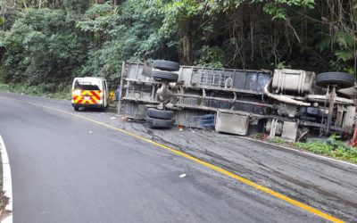Bomberos atienden volcadura de camión en ruta Xela – Colomba Costa Cuca