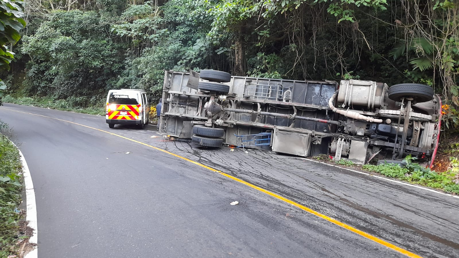 Bomberos atienden volcadura de camión cargado de bebidas en ruta Xela – Colomba Costa Cuca