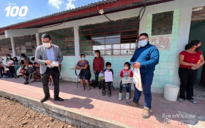 Estudiantes del CUNOC entregan útiles escolares en escuelas de Huehuetenango.