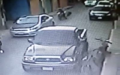 Cámara de seguridad capta a motoladrones cuando arrebatan  cartera a mujer en San Juan Ostuncalco