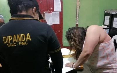 Notifican a mujer señalada de ser extorsionista, de una nueva orden de captura