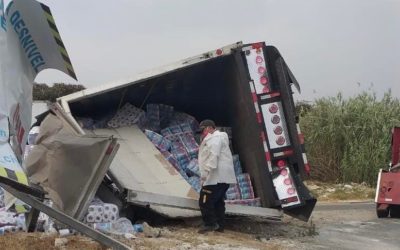 Piloto y copiloto de camión resultan heridos tras volcar en aldea de Totonicapán.