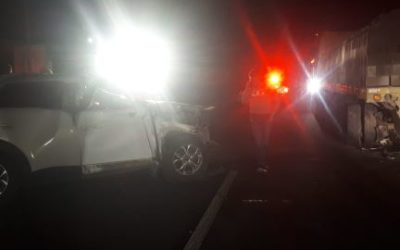 Vehículo se empotra en la parte trasera de tráiler