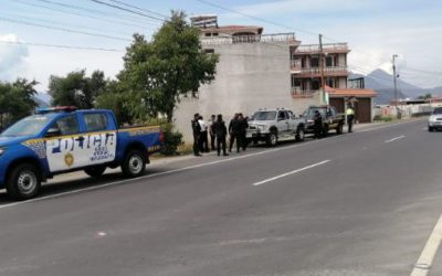 Picop y conductora de motocicleta colisionan en la autopista Los Altos