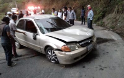 Vehículo vuelca en Sololá