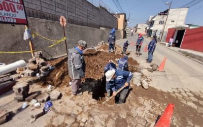 Personal de EMAX repara tubería en la zona 9 de Quetzaltenango