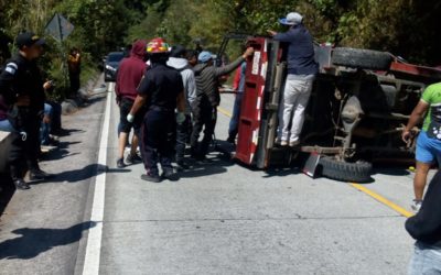 Picop volcó en ruta a Las Lagunas, Sololá