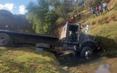 Bomberos atienden accidente en tramo que conecta con San Francisco El Alto