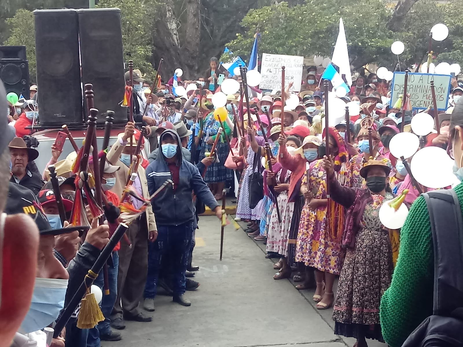 Manifestantes exigen la presencia del alcalde de Xela, rodean la municipalidad