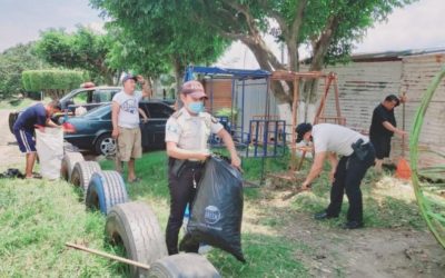 Policías restauran espacio de juegos para niños en Coatepeque