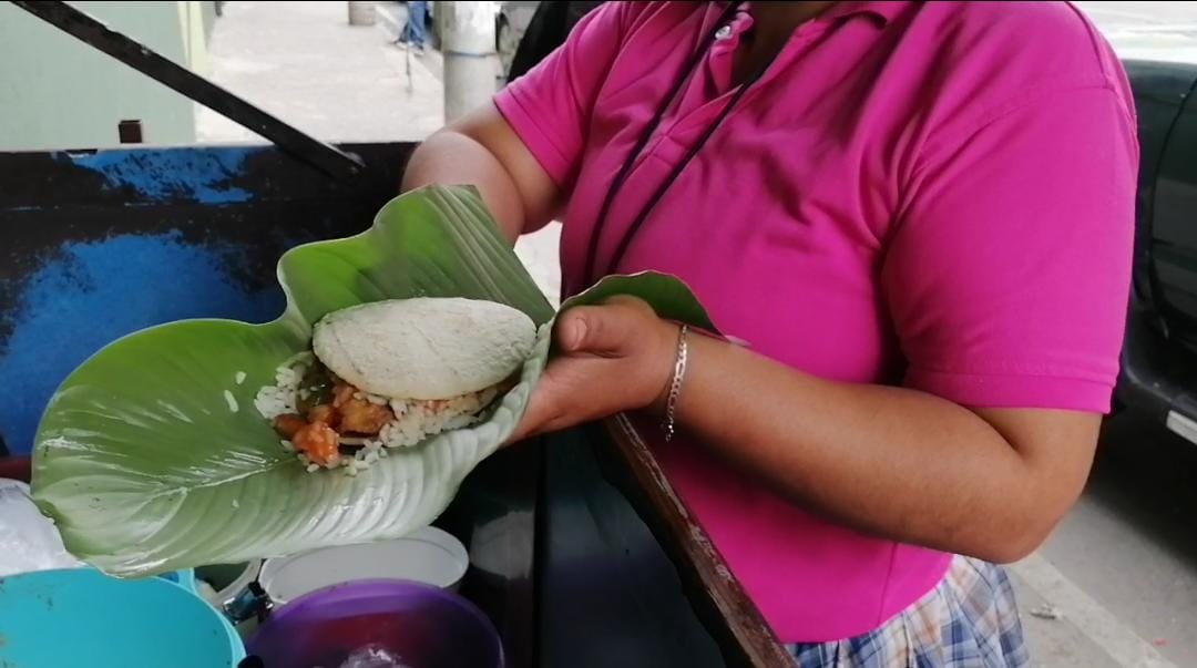 Venta de antojitos amigable con el medio ambiente en Xela