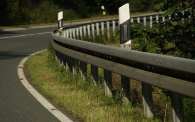 Bomberos trasladan a piloto de camioneta que cayó a hondonada cuando circulaba en ruta CA-1 Occidente
