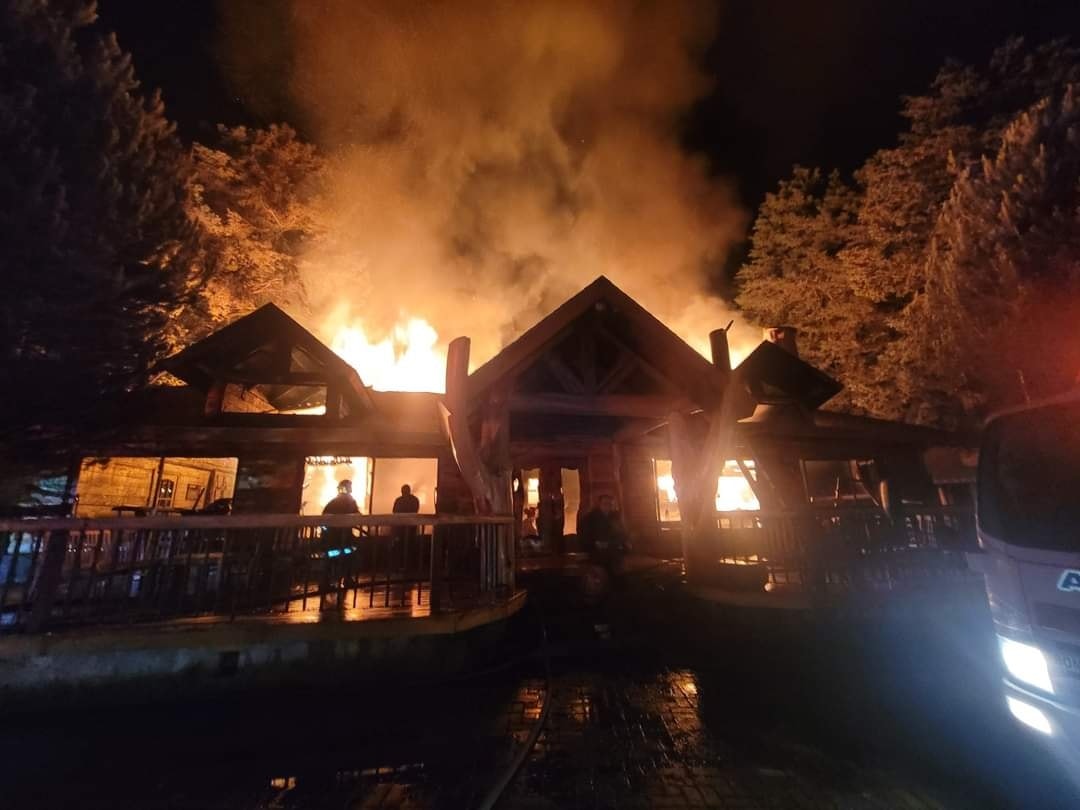 Incendio de grandes proporciones en cercanías de reconocido restaurante ubicado en Tecpán