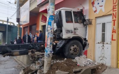 Camión se empotra en abarrotería en la zona 10 de Quetzaltenango