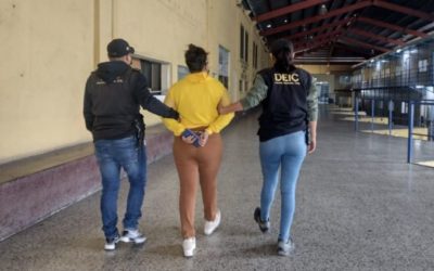 PNC arresta a mujer quien habría retirado Q20 mil de tarjeta de crédito robada