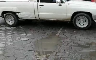 Vecinos piden intervención de EMAX por fuga de agua