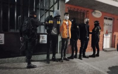 Agentes antinarcóticos detienen a tres hombres en la zona 1 de Quetzaltenango