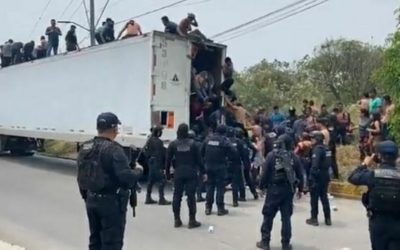 Interceptan a 310 migrantes quienes estaban hacinados y abandonados en contenedor
