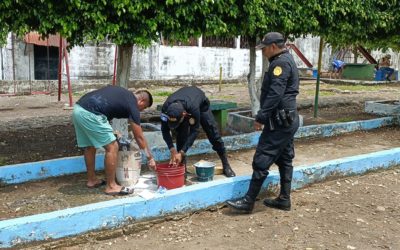 Agentes de PNC trabajan para mejorar ornato de parque en Coatepeque
