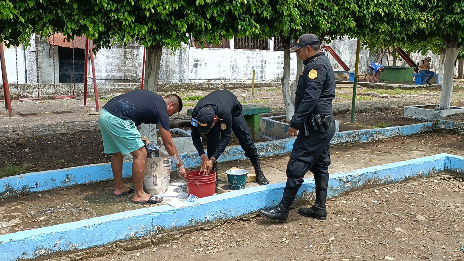 Agentes de PNC trabajan para mejorar ornato de parque en Coatepeque