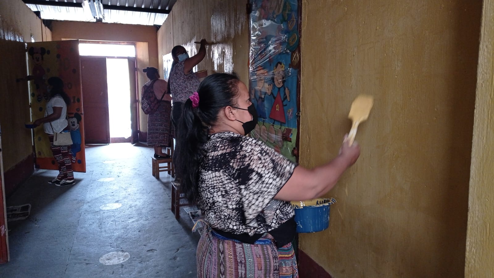 Padres de familia y maestros se unen para dar mantenimiento a escuela «Carlos A. Velásquez»