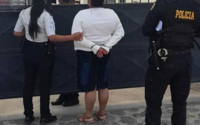 Mujer capturada cuando visitaba a reo en la Granja Penal de Cantel, es acusada de extorsión