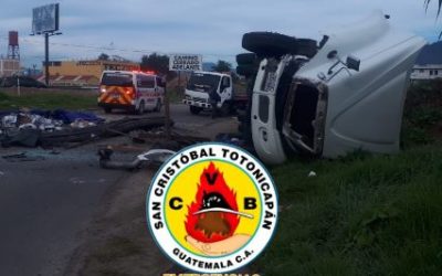 Vehículo y camión vuelcan en Totonicapán