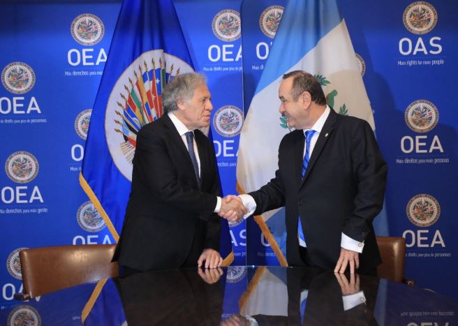 Giammattei se reúne con el secretario general de OEA y se queja de informe