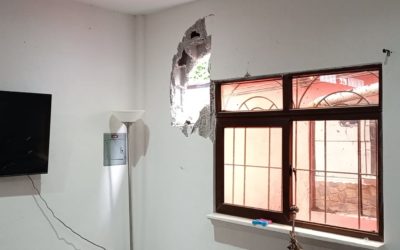 Dos heridos y cinco viviendas dañadas por desprendimiento de rocas