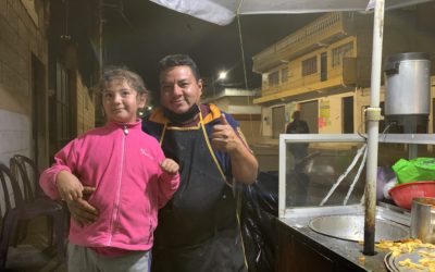 Don Moisés cuida de su hija con capacidades especiales mientras atiende venta de comida en Avenida El Cenizal