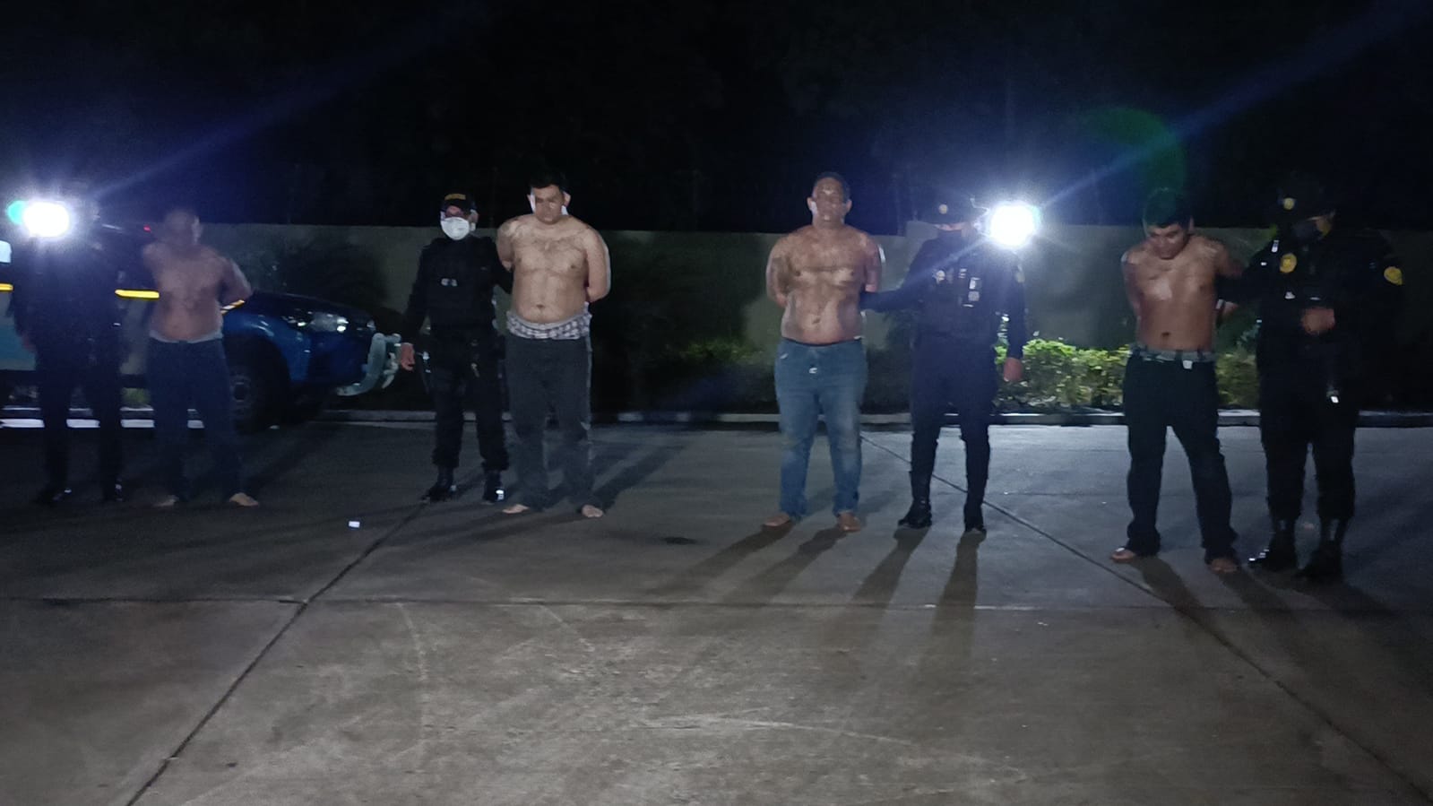 Mareros salvadoreños siguen huyendo de su país, anoche un grupo era transportado rumbo a frontera Tecún Umán