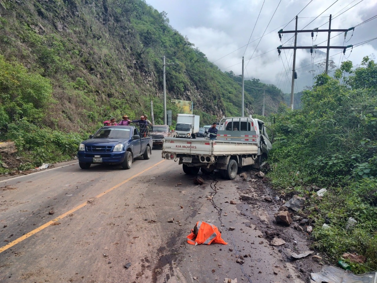 Piloto sale ileso luego de que rocas impactaran contra camión que conducía en ruta Cito Zarco