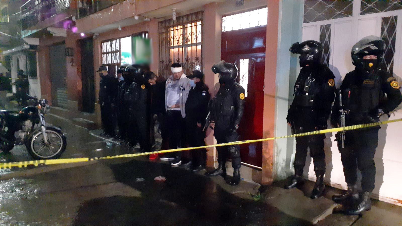 Ligan a proceso y envían a prisión preventiva a hombres que intentaron robar en mini agencia bancaria