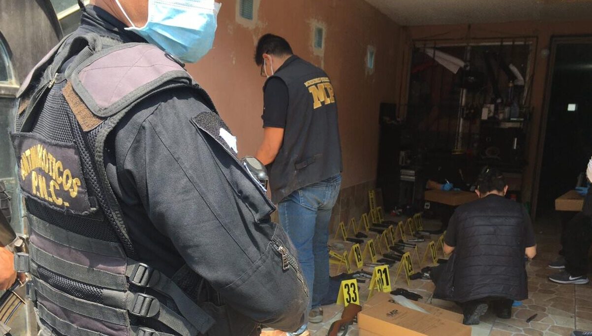 Localizan arsenal, droga y más de Q. 130 mil tras allanamiento en Quiché