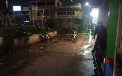 Policías encuentran a dos hombres sustrayendo efectivo de mini agencia bancaria en Xela