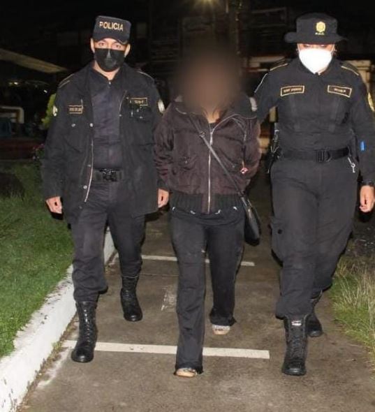 Mujer detenida en la zona 9 de Quetzaltenango entregaría arma para ataque armado