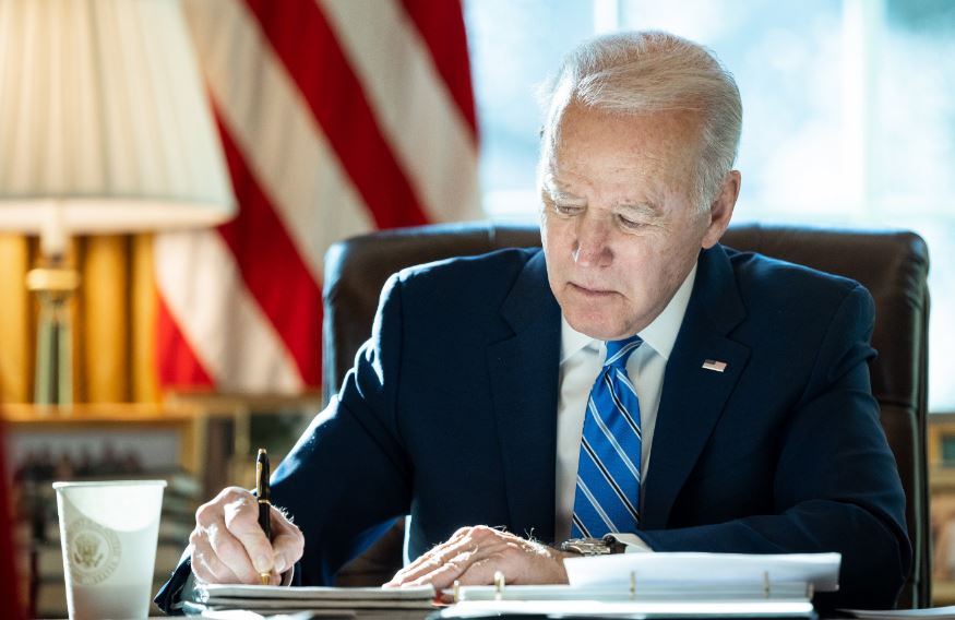 Biden da positivo al COVID-19 y presenta «síntomas leves»