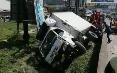 Camión vuelca en el paso a desnivel de Salcajá