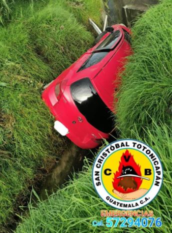 Vehículo cae a cuneta en la ruta Interamericana