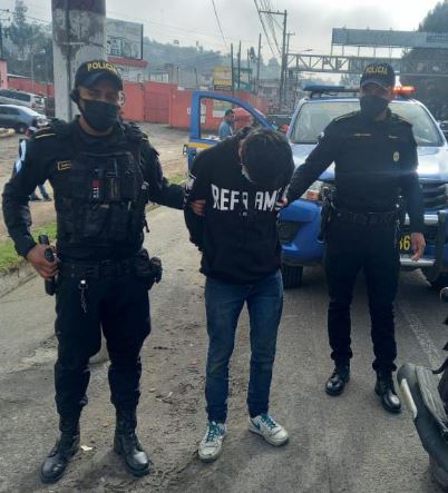 Joven tiene vigentes dos órdenes de captura