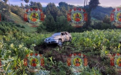 Bomberos rescatan a piloto tras caída de vehículo a hondonada