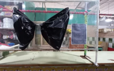 Colocan ofrenda floral y moña negra por muerte de comerciante quetzalteca