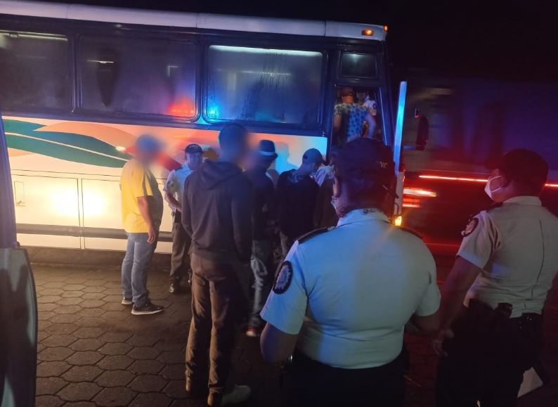 PNC arresta a dos hombres por transportar a 22 migrantes
