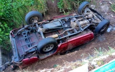 Picop cae a hondonada