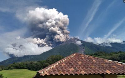 Instituciones en alerta por inesperada erupción del volcán De Fuego