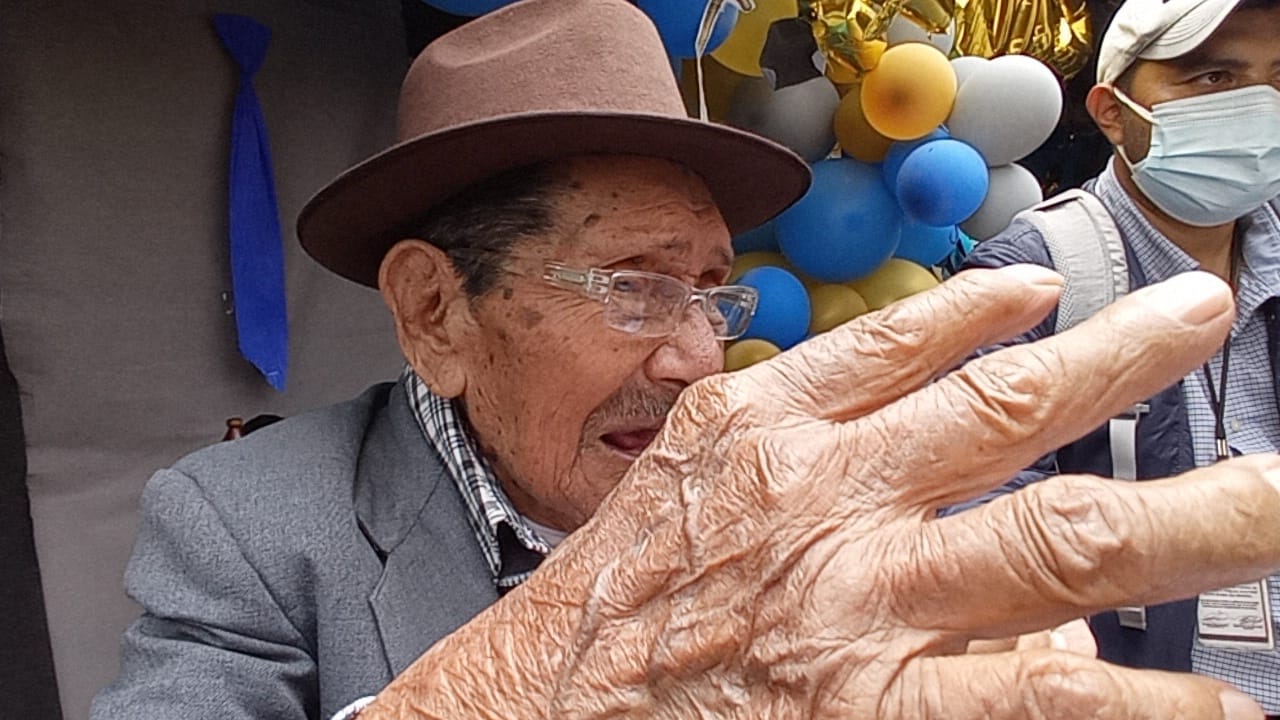 Don Tranquilino celebra 100 años de vida, al frente de una familia de 75 integrantes