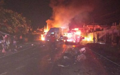 Mueren cinco personas en incendio generado por múltiple colisión de vehículos