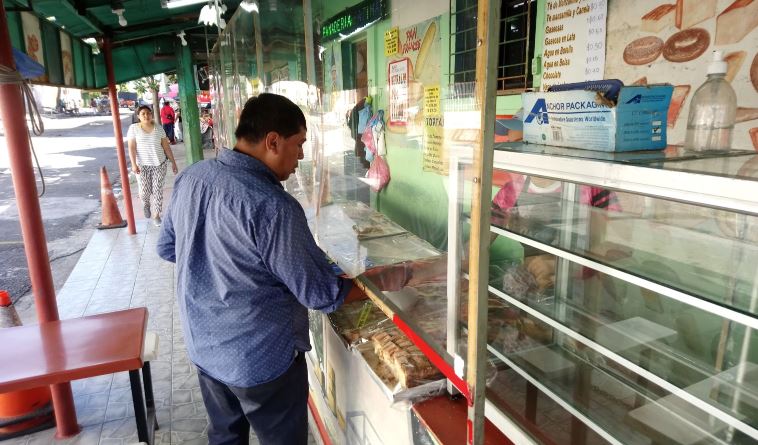 El Salvador: Comerciantes y compradores impactados por alza en precio de comida