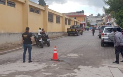Investigan causa de muerte de hombre hallado afuera de centro educativo